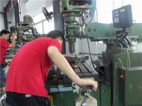 旭錦塑膠模具有限公司，模具車間人員工作操作